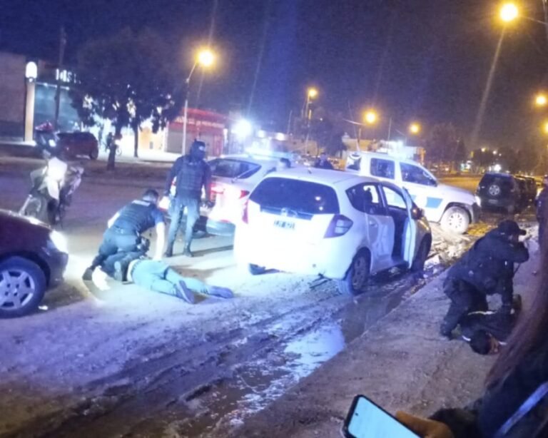 Robaron una rueda, pero un testigo los persiguió y avisó a la policía