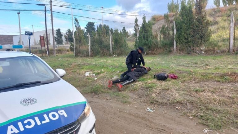 Entró al patio de una casa para robar cables, pero lo vieron y lo detuvieron