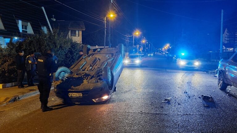 Circulaba por el barrio Pueyrredón, chocó contra un auto estacionado y volcó
