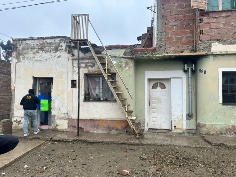 Lo amenazaron con un arma blanca y le robaron la mochila en el barrio Las Flores