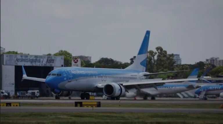 Pilotos de Aerolíneas Argentinas anunciaron un paro para el 10 de junio