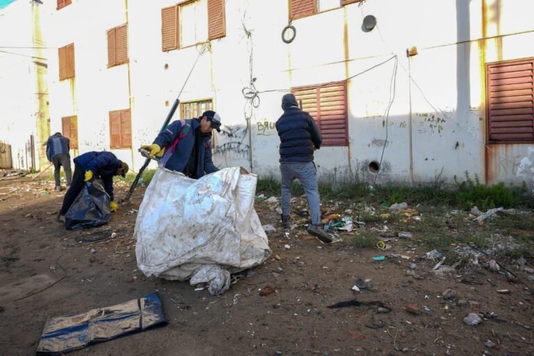 Ejecutan tareas de limpieza en el barrio 30 de Octubre y LU4