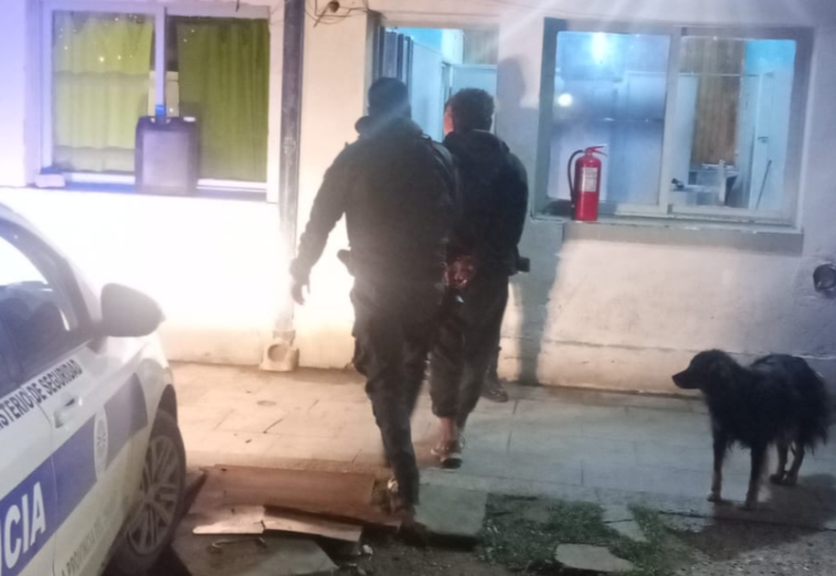 Vecinos atraparon a un ladrón y lo golpearon hasta que llegaron los policías