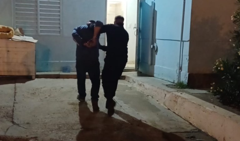 Vio que un hombre le rompió el parabrisas y salió a perseguirlo