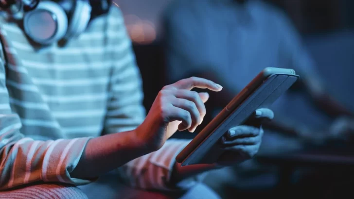 Alerta: agregaron a niños a un grupo de WhatsApp donde compartían imágenes de abuso