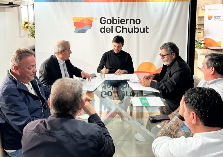 Torres firmó un convenio con la UOCRA para promover la formación profesional  en el sector de la construcción