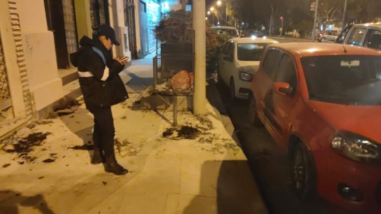 Con un cartón intentó incendiar un vehículo