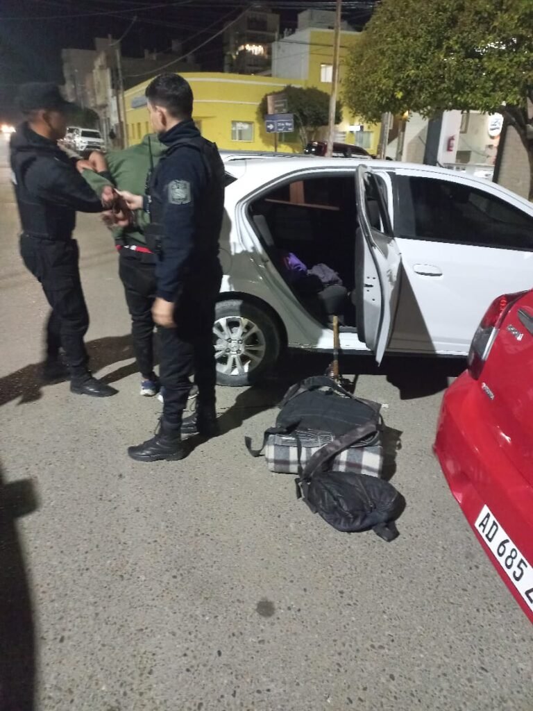 Dañó el cristal de un automóvil y fue aprehendido