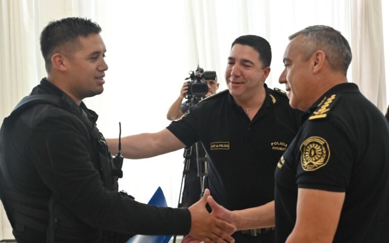 La Policía reconoció a efectivos que salvaron la vida de un médico en un siniestro vial