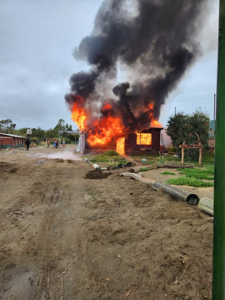 Un cortocircuito causó un incendio de vivienda
