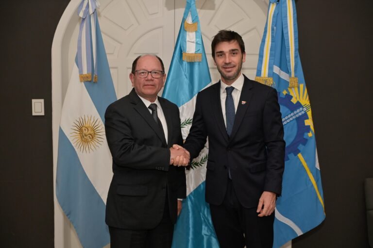 Torres recibió al embajador de Guatemala y abordaron una agenda bilateral en materia de producción, conservación ambiental y turismo