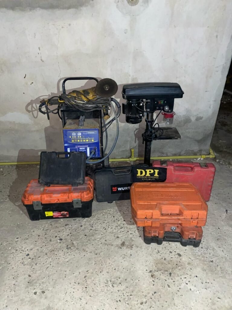 Allanaron por un robo y encontraron herramientas y cubiertas de otro hecho