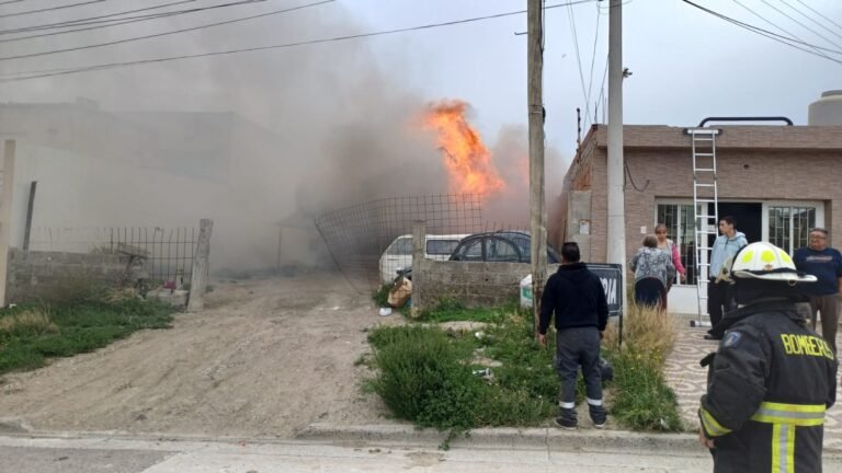 Una vivienda ocupada por “trapitos” fue consumida por las llamas