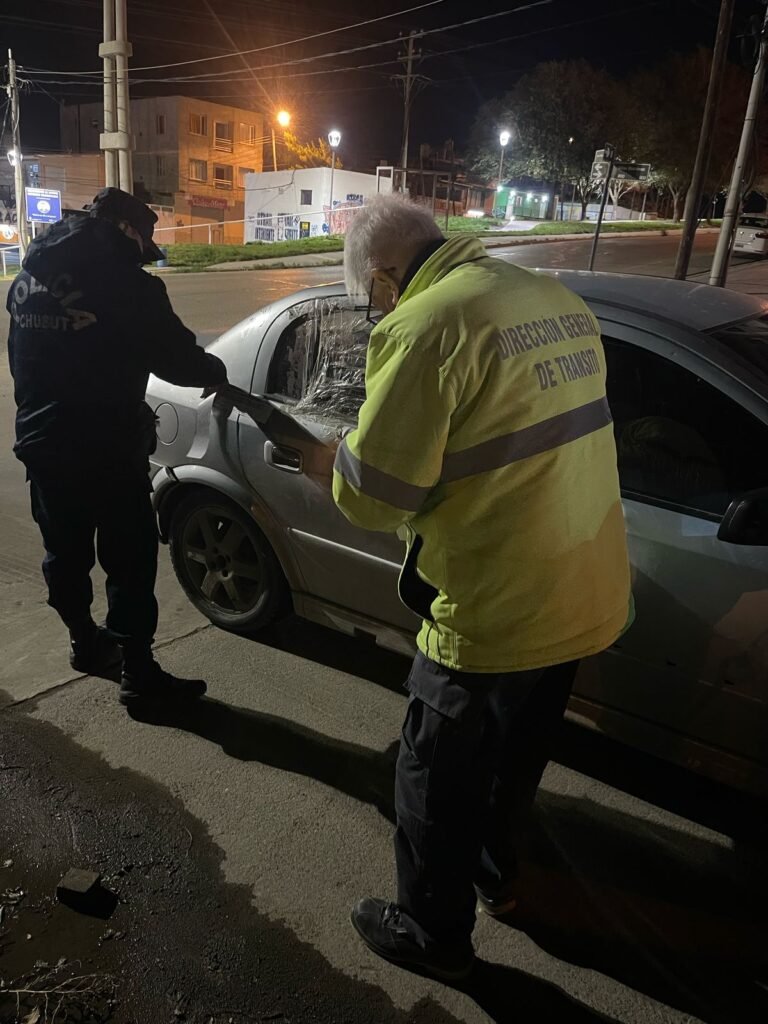 Intentó circular en contramano por la Rivadavia y en la huida chocó a un automóvil