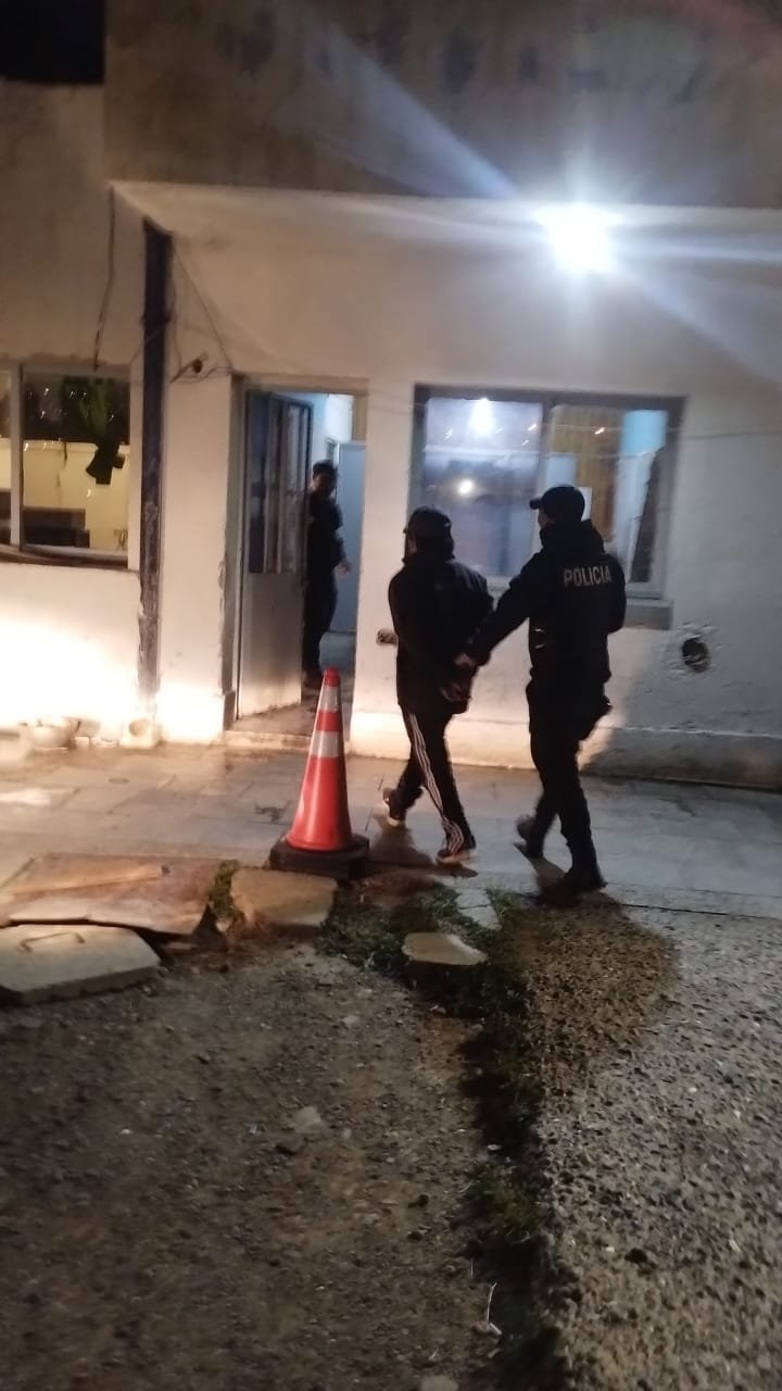 Era el invitado, dañó un led, rompió una botella y terminó detenido