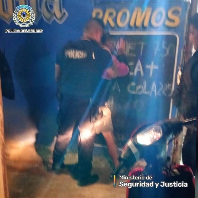 Entró al patio de una casa, robó una moto y lo atraparon