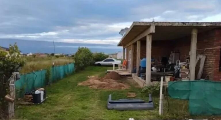 Un hombre enterró a su suegra en el patio de su casa y siguió cobrando su jubilación durante un año