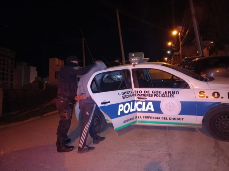 Forzó la reja de un supermercado y huyó, pero la policía lo atrapó