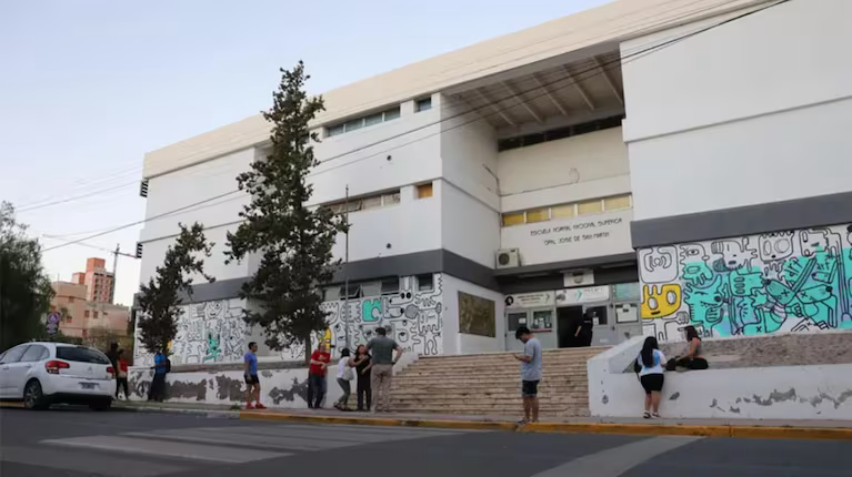 Salvaje golpiza en una escuela: una madre y su hija le pegaron a la directora hasta desfigurarla