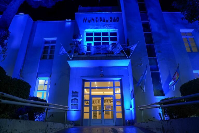 La Municipalidad se vistió de azul para concientizar sobre autismo