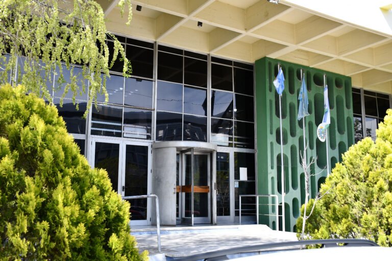 El Instituto de Seguridad Social y Seguros elimina cargos políticos y reduce gastos operativos