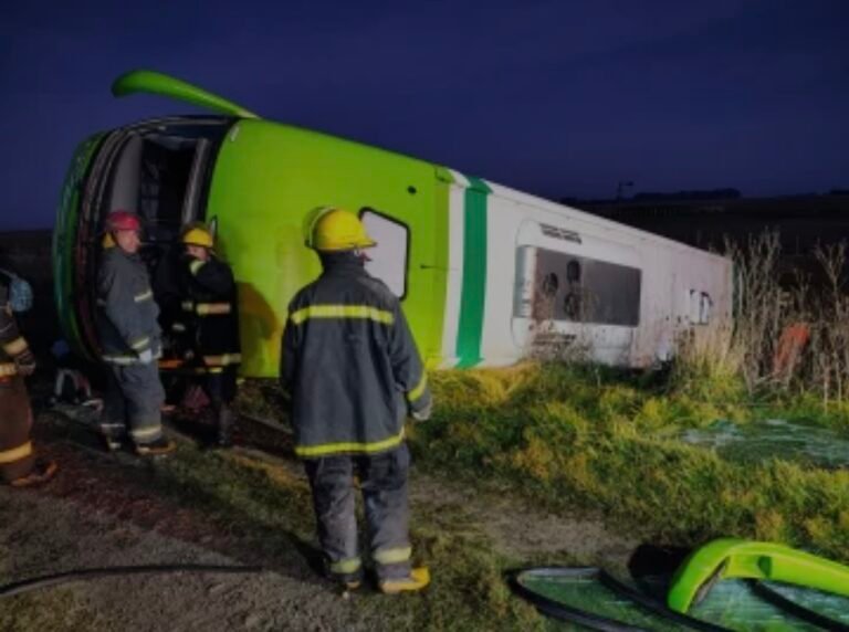 Tragedia en la Ruta: Volcó un colectivo que salió de Caleta Olivia y hay al menos cinco muertos