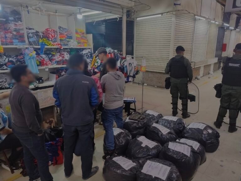 Desbaratan talleres textiles clandestinos en donde confeccionaban prendas deportivas y eran puestas a la venta en “La Salada”