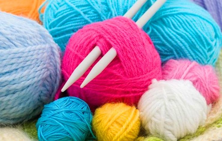 El Hospital de Día Oncológico realiza una colecta de lanas y agujas de tejer