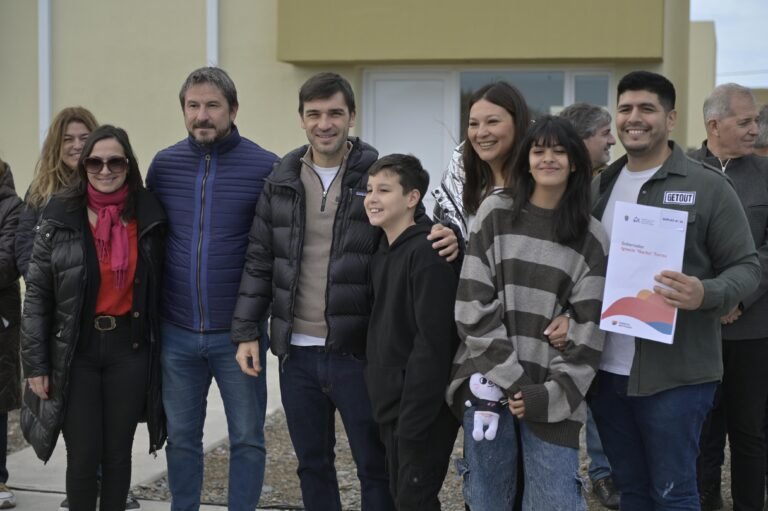 Torres entregó viviendas a 49 familias de Trelew