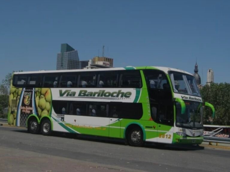 Viajaba en colectivo, bajó a cargar agua y siguieron viaje sin él