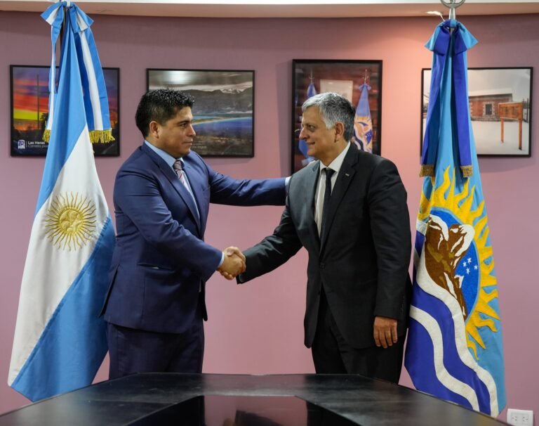 Claudio Vidal formalizó la salida de YPF de Santa Cruz y recibirá una compensación de US$335 millones