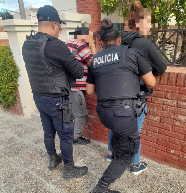 Delincuentes intentaron forzar la entrada de una casa y el dueño los persiguió