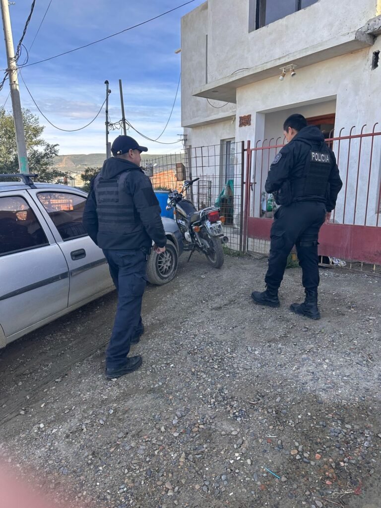 Encontraron una moto con la patente tapada y tenía pedido de captura