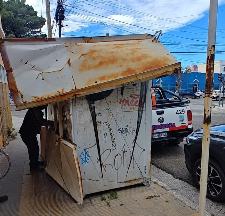 Ante la alerta por vientos fuertes, volaron techos y se realizan intervenciones