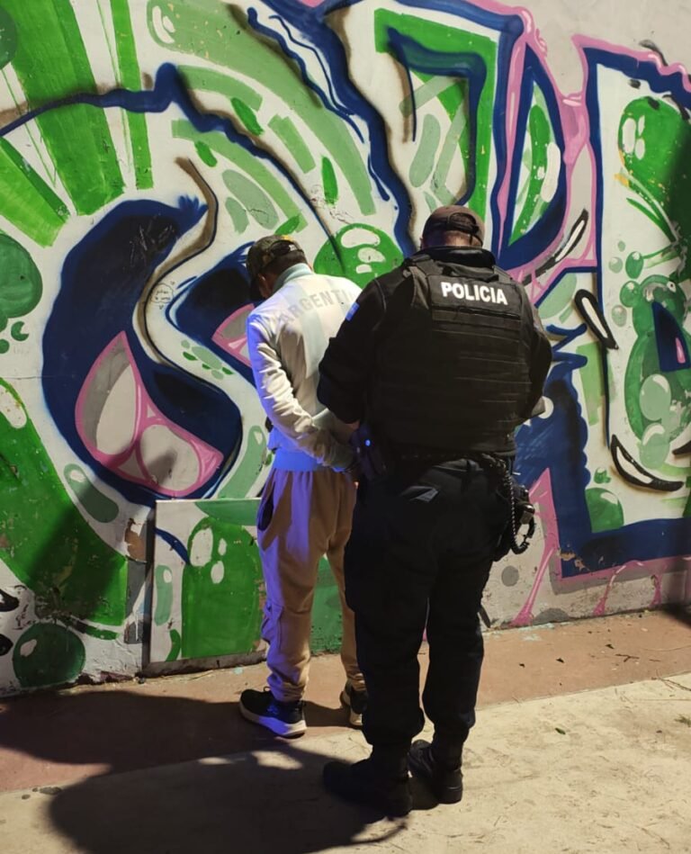Detienen a un hombre con dos pedidos de captura en pleno centro