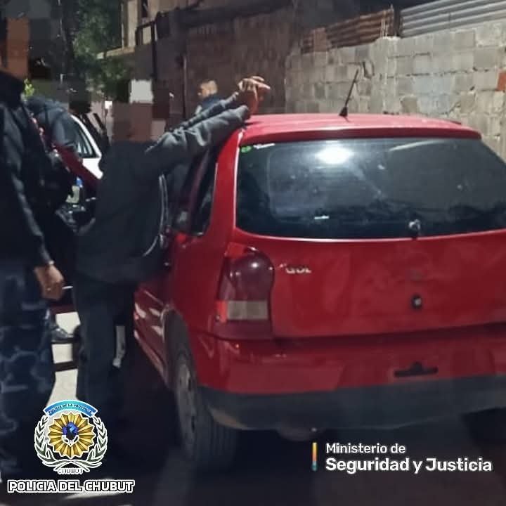 Intentó robarse un auto empujándolo y terminó detenido