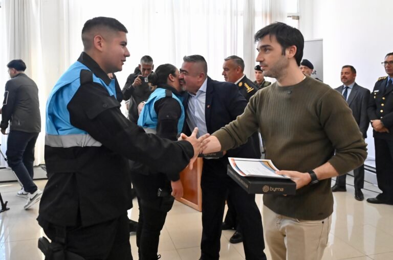 Torres entregó certificados a más de 50 agentes policiales que se especializaron en diferentes técnicas