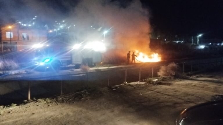 Incendio y misterio: un auto se prendió fuego e investigan las causas