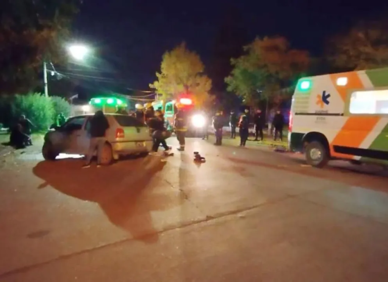 Chocó contra un árbol, salió despedido por el parabrisas y  fue atropellado por otro auto