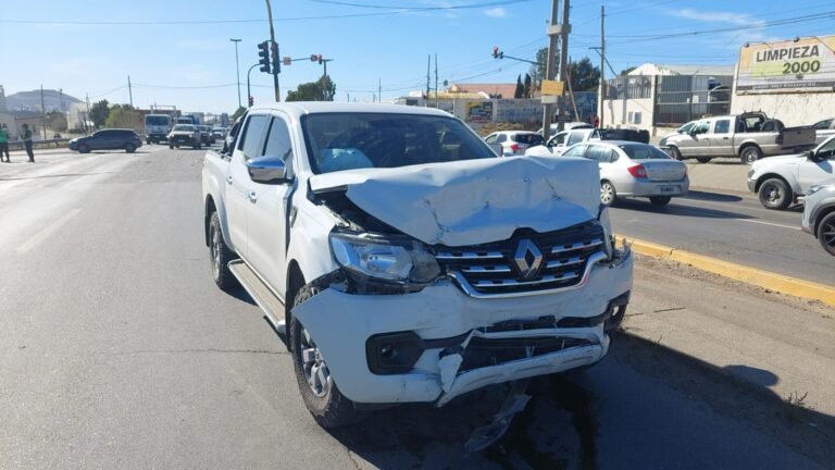 Fuerte choque entre dos vehículos en Ruta 3 y Constituyentes