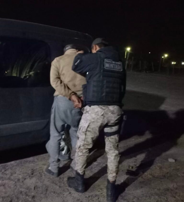 Tras una persecución, detuvieron a un hombre que llevaba un animal faenado