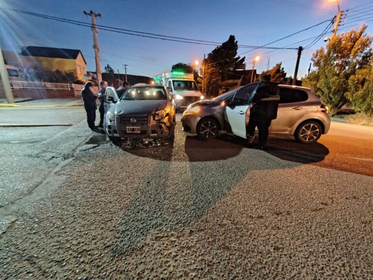 Una mujer debió ser trasladada al Hospital tras un fuerte choque