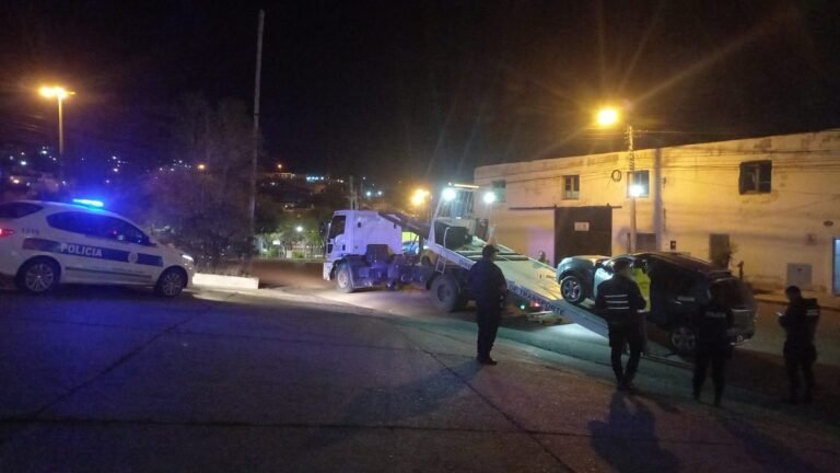 Manejaba borracho y terminó durmiendo en el auto: lo despertó la policía