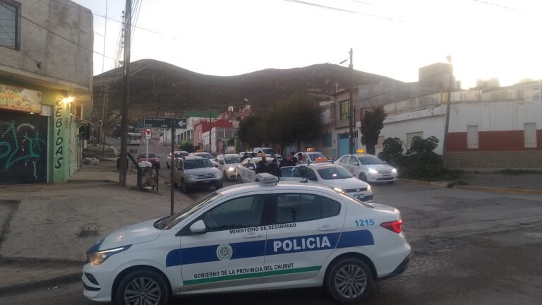 No tenía para pagar el viaje y los taxistas lo acorralaron hasta que llegó su mamá con la plata