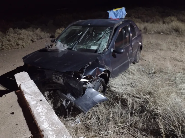 Intentó esquivar una rueda tirada en la ruta y despistó