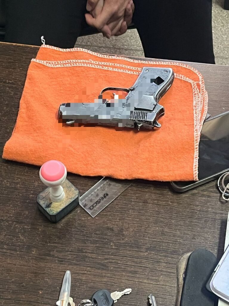 Un nene de 12 años amenazó a un compañero con un arma de juguete