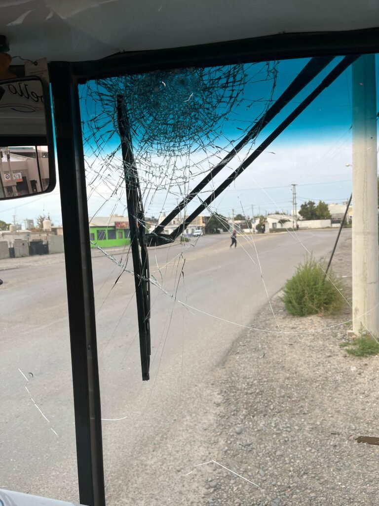 Le tiraron piedras a otro colectivo y una pasajera resultó herida