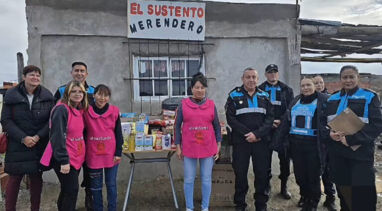 La Policía canjea alcohol decomisado por alimentos para un merendero