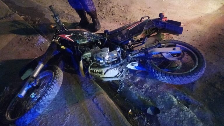 Un policía se dirigía a detener a una persona armada y chocó contra una camioneta