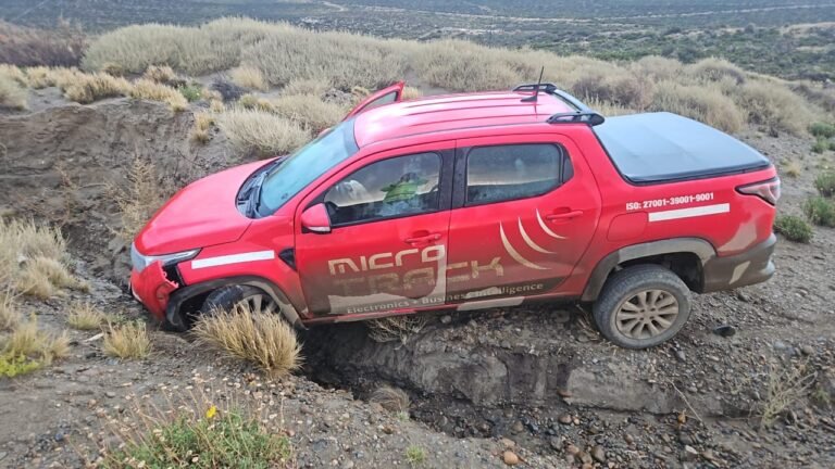 Perdió el control de la camioneta, despistó y chocó contra un montículo de tierra